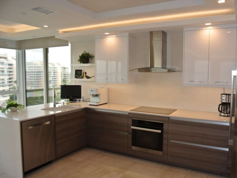 Contemporary kitchen with wood-grain base cabinets and white gloss upper cabinets